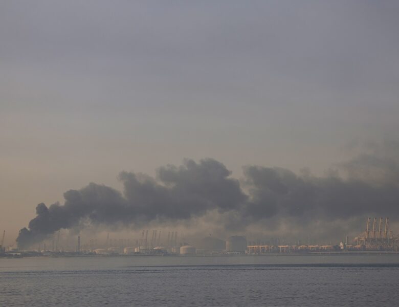 Іран влучив у судно в Дубаї: є ризик розливу нафти