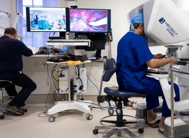 Хірург з Лондона прооперував пацієнта на відстані 2400 кілометрів