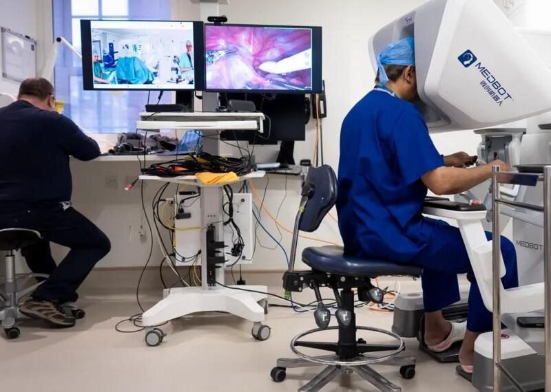 Хірург з Лондона прооперував пацієнта на відстані 2400 кілометрів