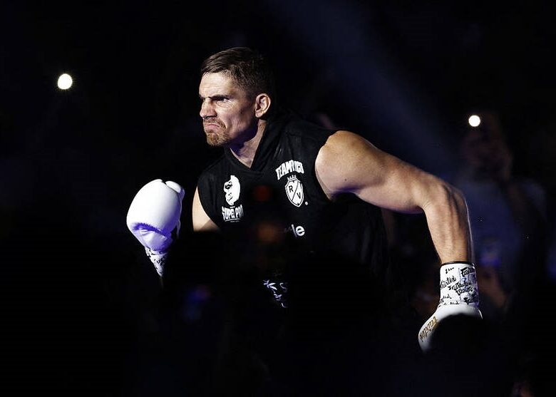 Кікбоксер Верховен налаштовується відстояти всі 12 раундів у бою з Усиком