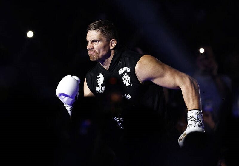 Кікбоксер Верховен налаштовується відстояти всі 12 раундів у бою з Усиком