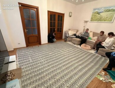 Килим із доларів: у Вінниці лікарки торгували фальшивою інвалідністю