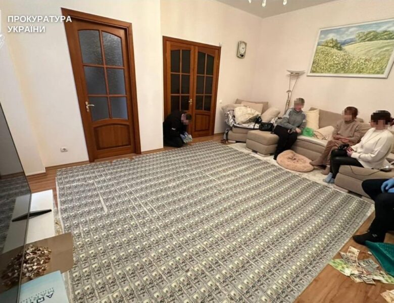 Килим із доларів: у Вінниці лікарки торгували фальшивою інвалідністю