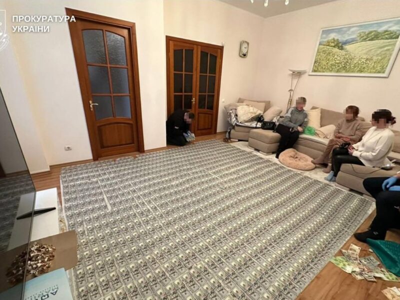 Килим із доларів: у Вінниці лікарки торгували фальшивою інвалідністю