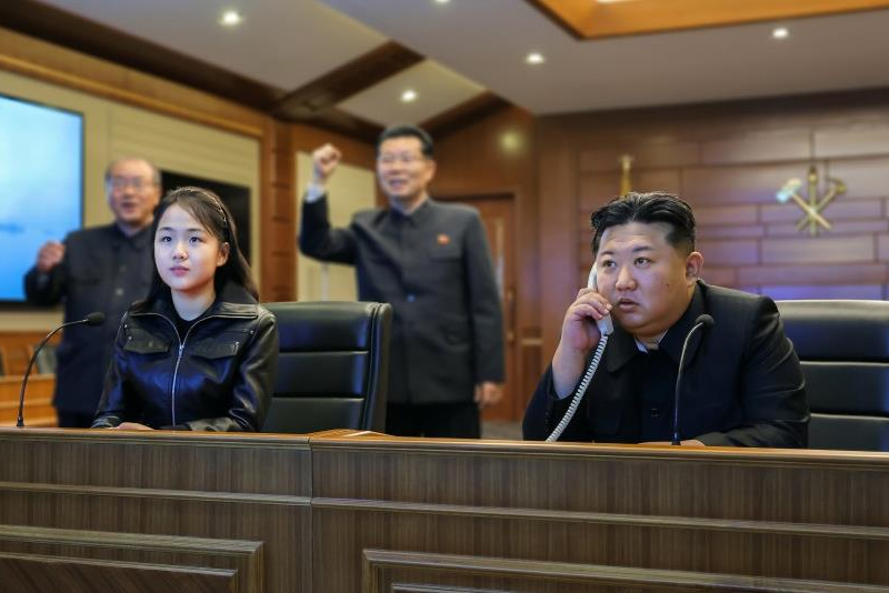Кім Чен Ин разом з донькою спостерігав за випробуванням крилатих ракет