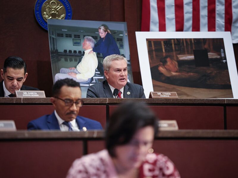 Клінтон розповів про дівчат, які супроводжували Епштейна під час польотів