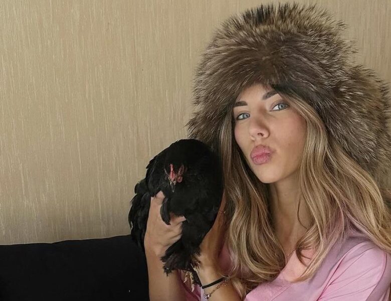 Курка на манікюрі. Одеситка принесла пташку у салон