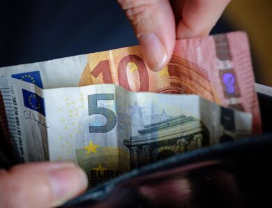 Курс євро впав до мінімуму середини минулого року