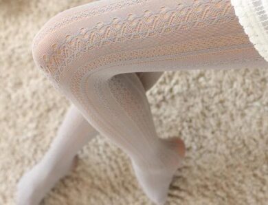 Лейсова магія повертається: як носити мереживні колготки цього сезону