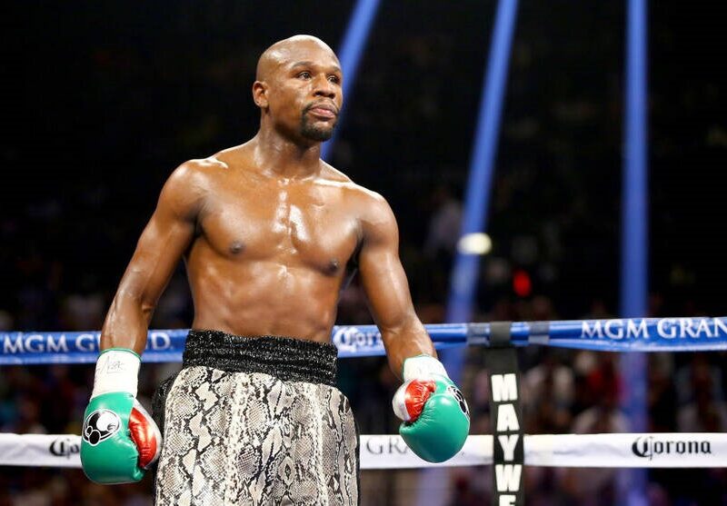 Мейвезер повторює шлях Усика, анонсувавши бій з кікбоксером