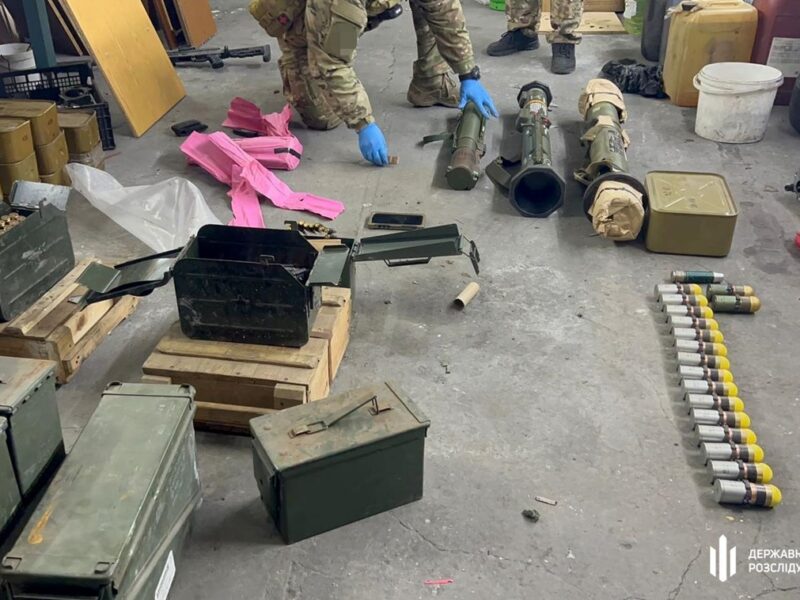 Мільйонний “бізнес”: військові продавали зброю, викрадену з фронту