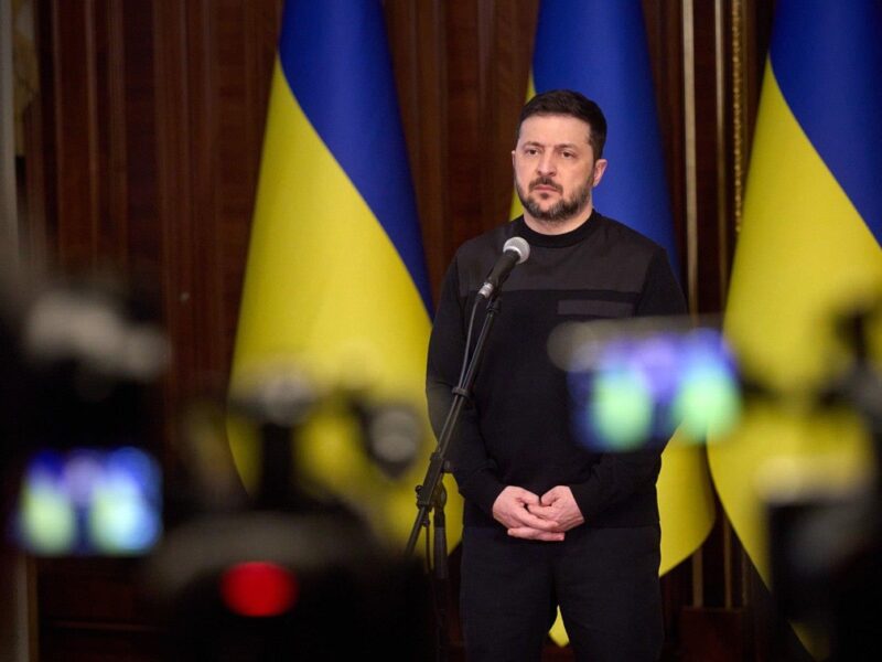 На Близький Схід вирушили три команди – Зеленський