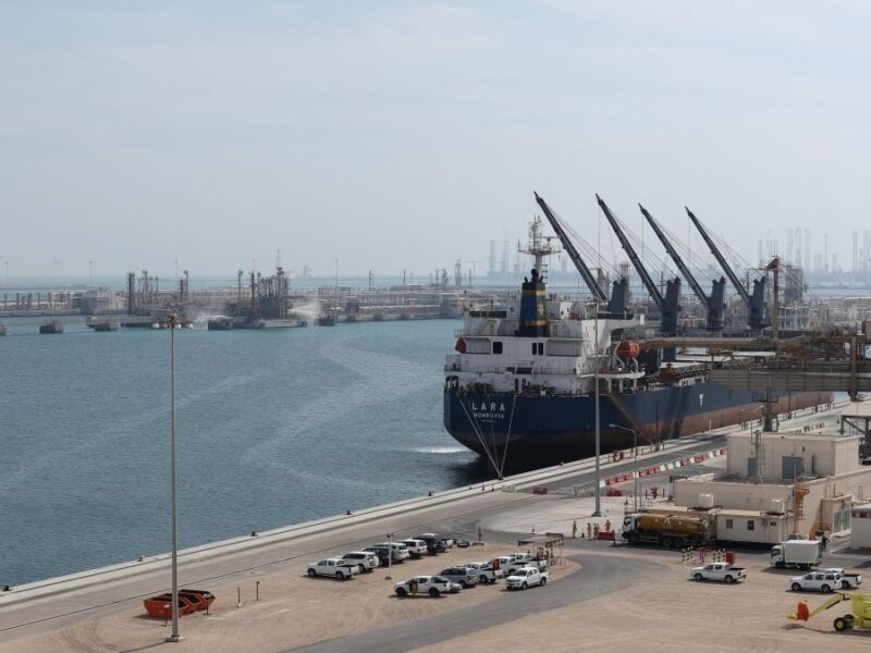 На Близькому Сході припиняють роботу нафтові та газові об’єкти