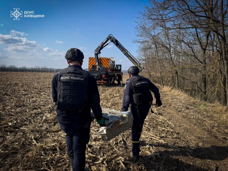 На Київщині виявили бойові частини ракети Х-101