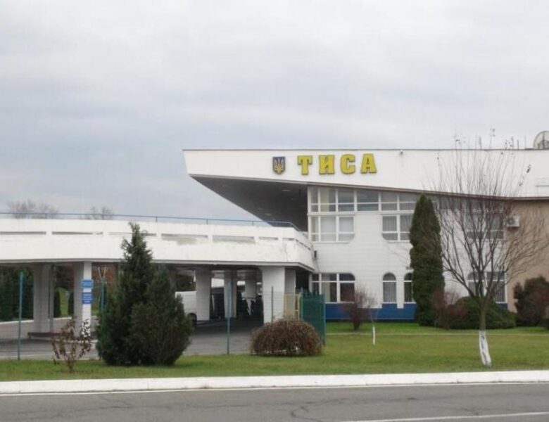 На кордоні з Угорщиною через ПП Тиса призупинено пропуск