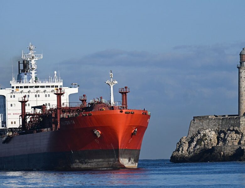 На Кубу доправили 100 тисяч тонн російської нафти