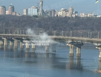На мосту Патона сталася аварія тепломережі, частина Києва без тепла