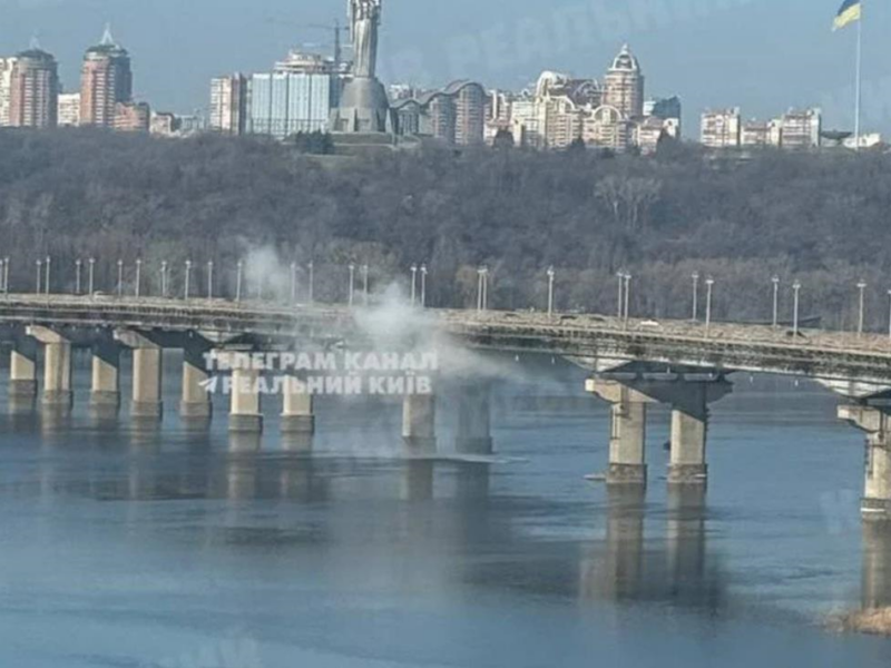 На мосту Патона сталася аварія тепломережі, частина Києва без тепла
