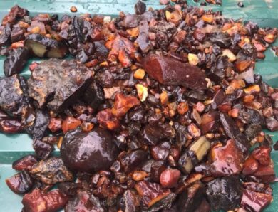 На Рівненщині викрили схему видобутку бурштину на сотні мільйонів