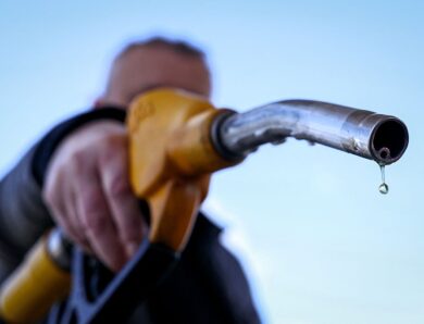 Нафта стрімко дорожчає: як це вплине на Україну