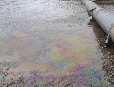 Наслідки атаки РФ: нафтові плями у Дністрі виявили в трьох областях