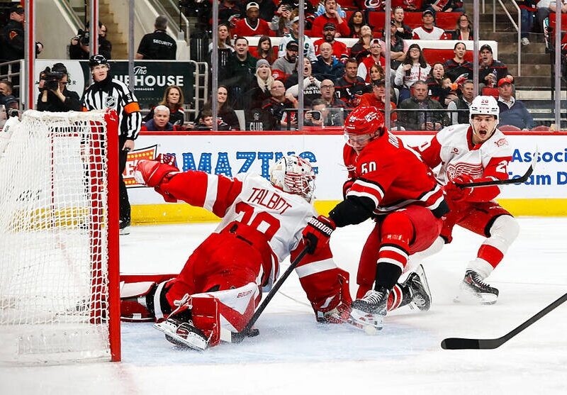 НХЛ: успіх Кароліни та Колорадо, фіаско Детройта