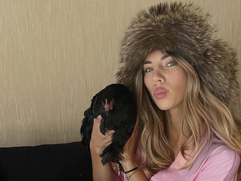 Одеситка принесла курку на манікюр