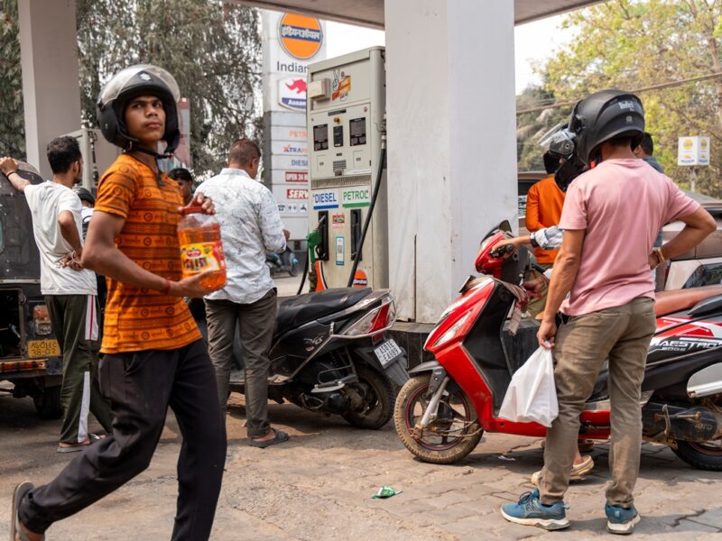 Перехід на “дистанційку”. Світ економить пальне