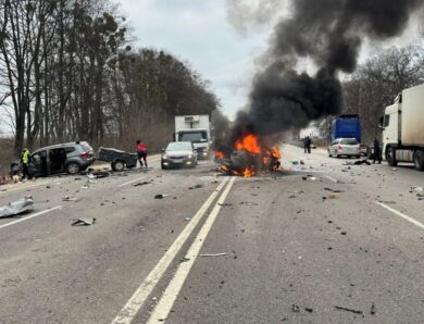 Під Львовом автівка вибухнула після ДТП, є жертви