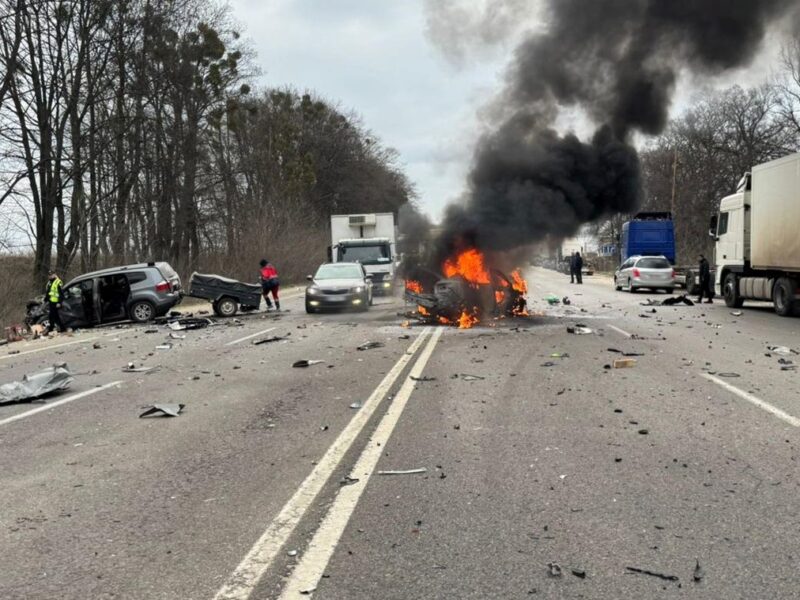 Під Львовом автівка вибухнула після ДТП, є жертви