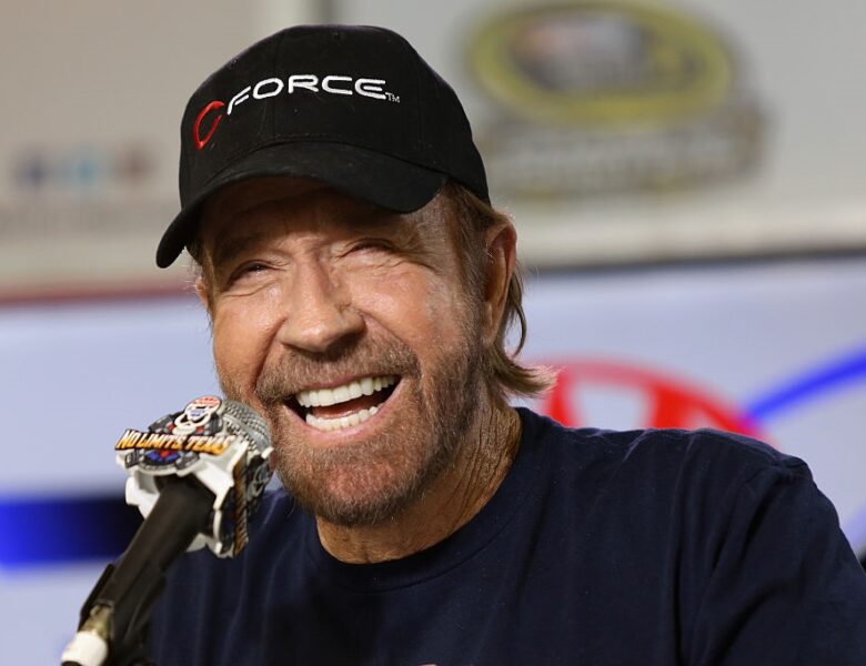 Пішла епоха. Помер Чак Норріс