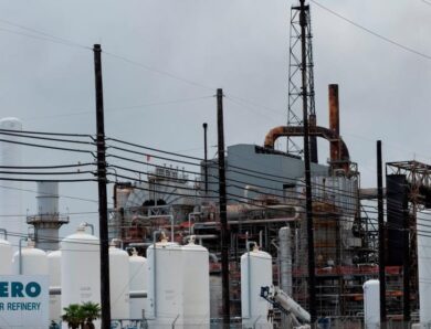 Потужний вибух стався на нафтопереробному заводі у США