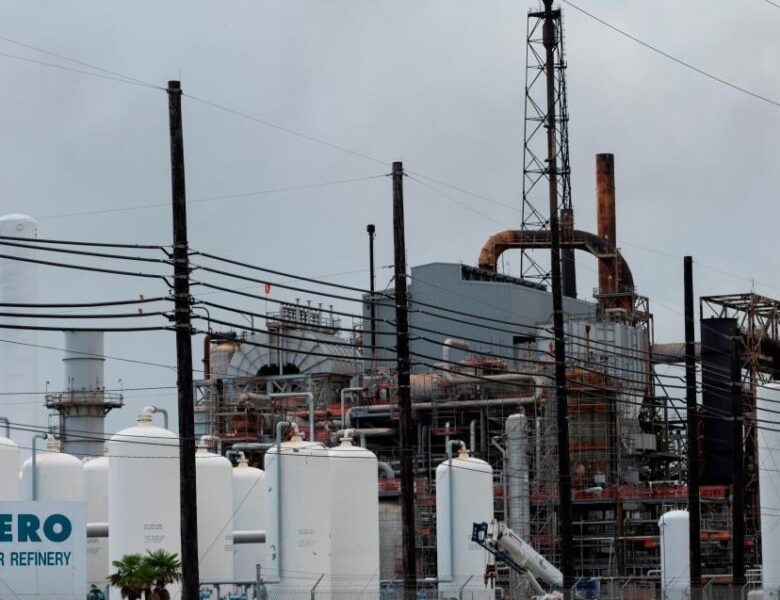 Потужний вибух стався на нафтопереробному заводі у США