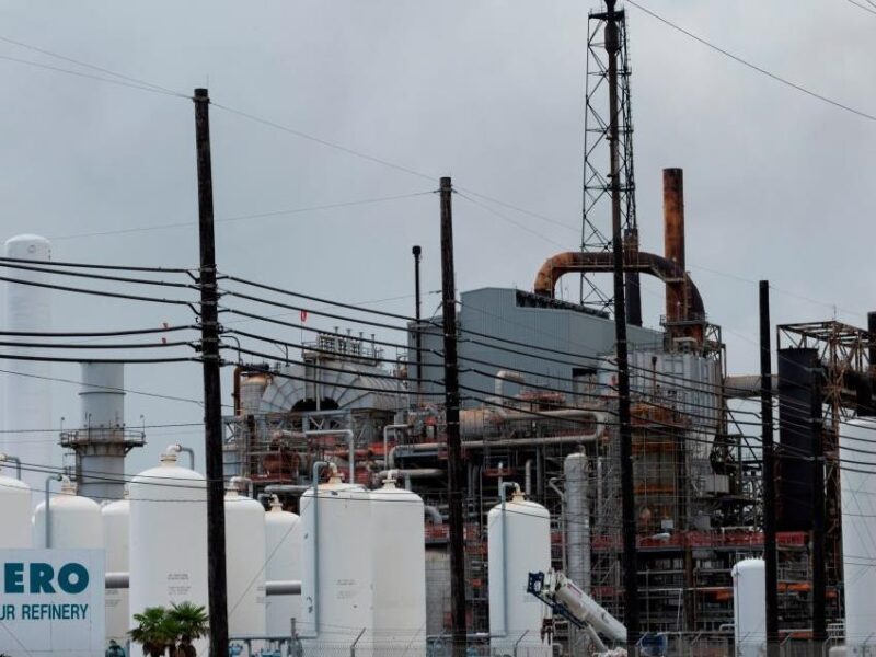 Потужний вибух стався на нафтопереробному заводі у США