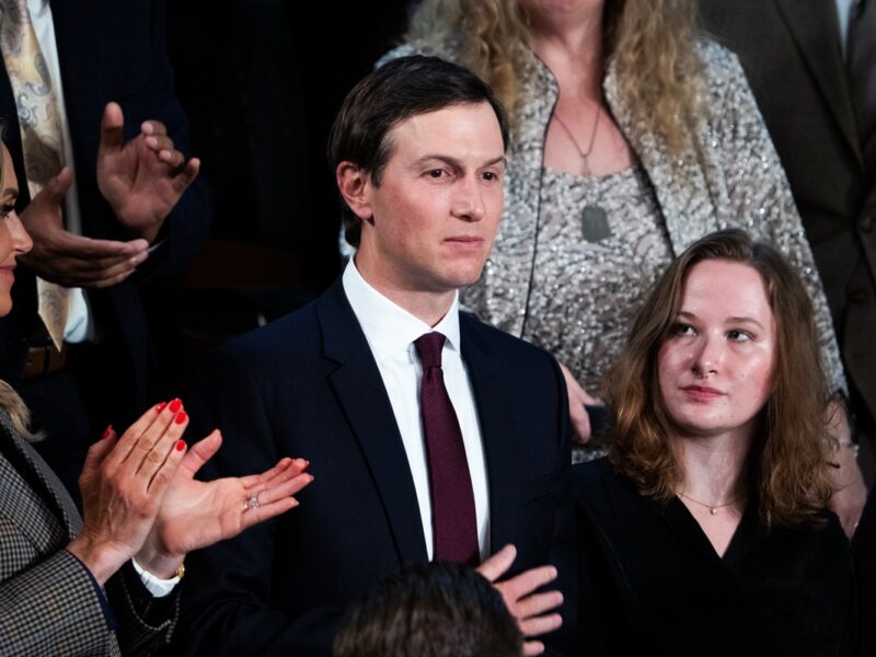 Працюючи посланцем США, зять Трампа збирає мільярди для своєї фірми