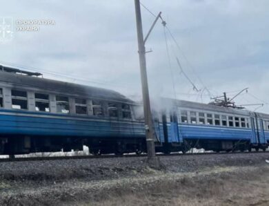 РФ вдарила по електричці у Криворізькому районі, є загиблий та постраждалі