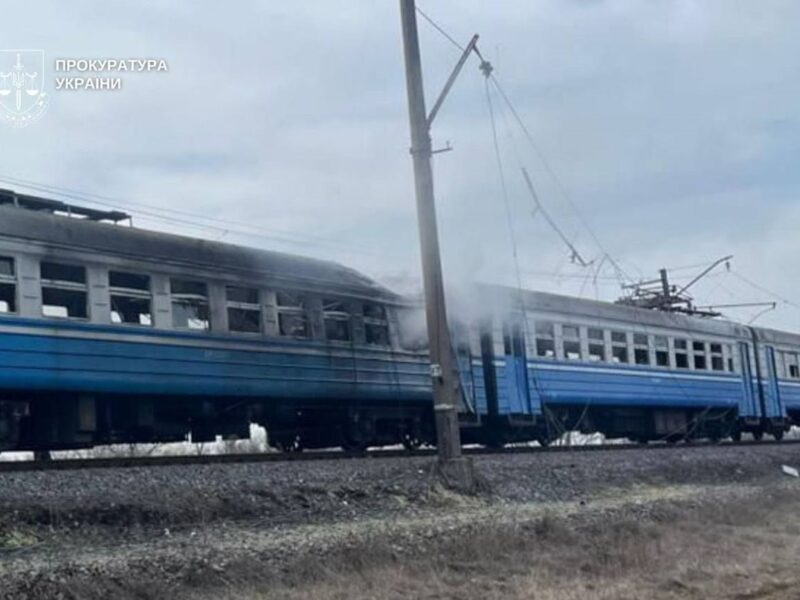 РФ вдарила по електричці у Криворізькому районі, є загиблий та постраждалі