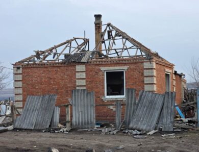 Росіяни атакували село на Донеччині: є жертви і постраждалі