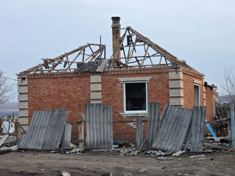 Росіяни атакували село на Донеччині: є жертви і постраждалі