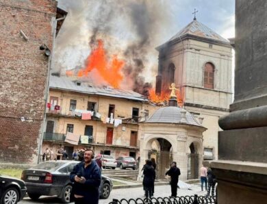 Росіяни поцілили у центр Львова, є поранені