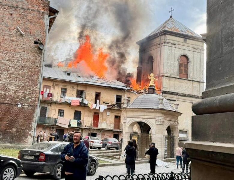 Росіяни поцілили у центр Львова, є поранені