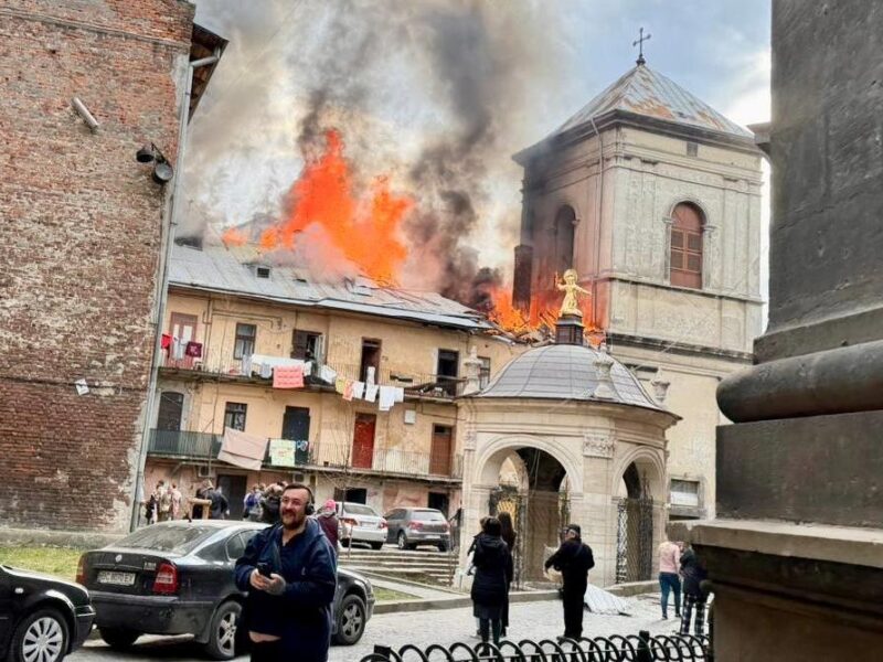 Росіяни поцілили у центр Львова, є поранені