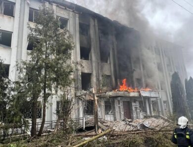 Росіяни вдарили дроном по будівлі ТЦК в Сумах