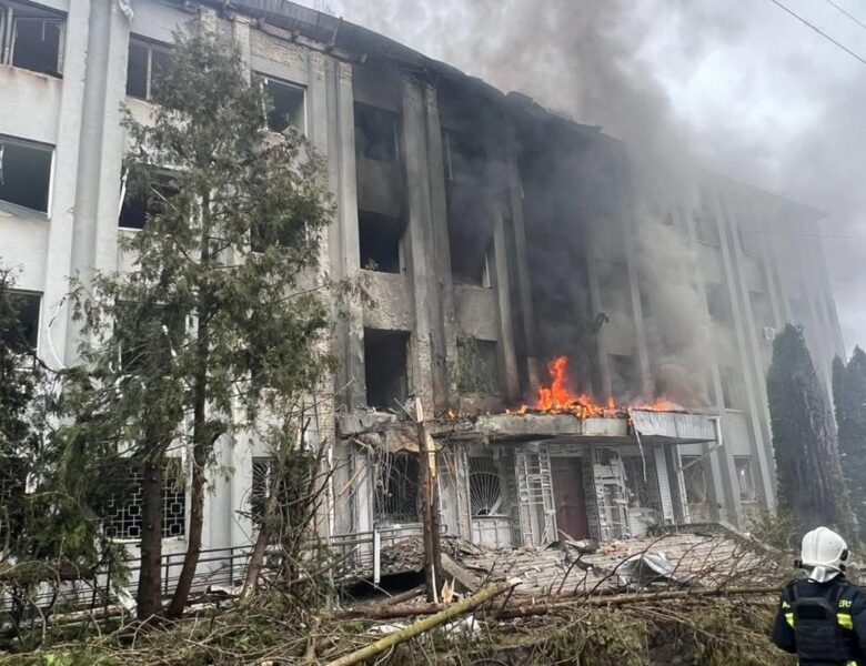 Росіяни вдарили дроном по будівлі ТЦК в Сумах