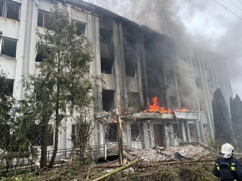 Росіяни вдарили дроном по будівлі ТЦК в Сумах