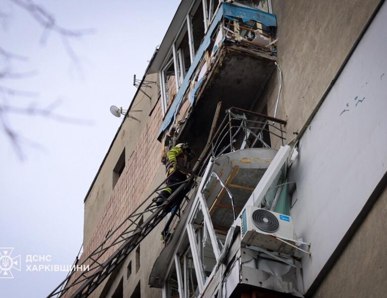 Росіяни вдарили по дев&rsquo;ятиповерхівці у Харкові