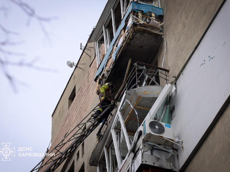 Росіяни вдарили по дев&rsquo;ятиповерхівці у Харкові