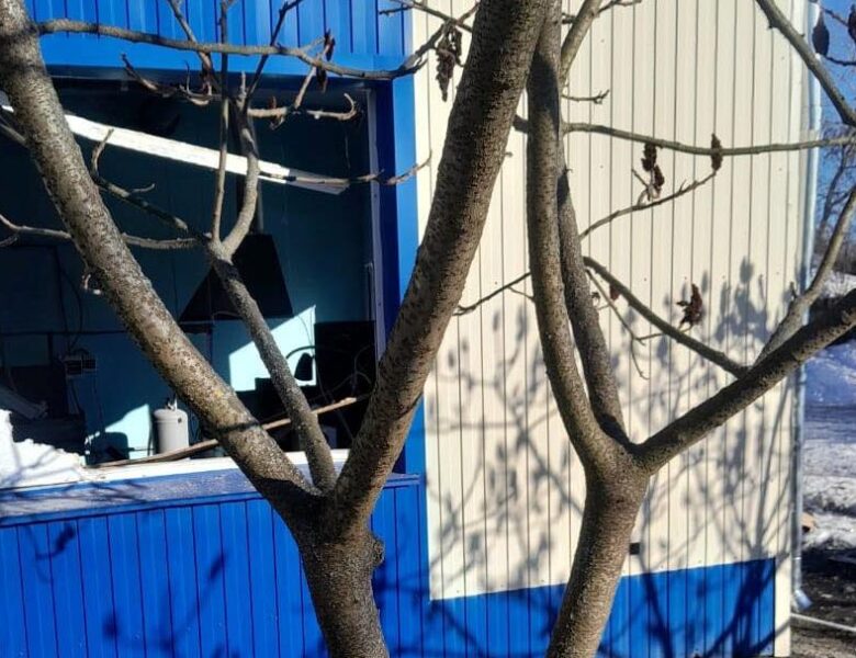 Росіяни вдарили по підприємству в Глухові: є жертва та поранені