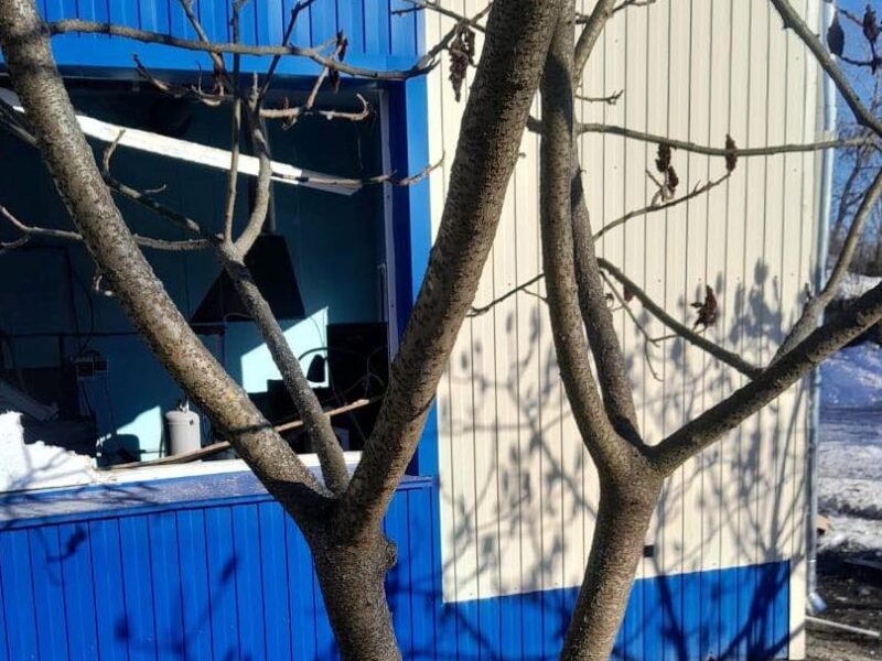 Росіяни вдарили по підприємству в Глухові: є жертва та поранені