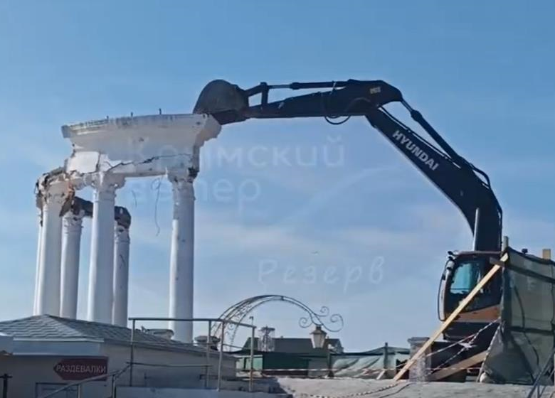 Росіяни знищили “візитівку” Алушти – білу ротонду